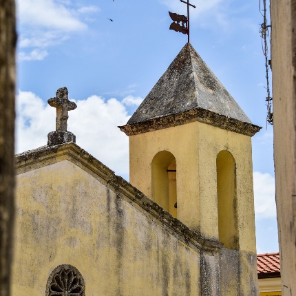 Chiesa di Santa Croce. Scorcio del campanile e del rosone (foto Ivo Piras)