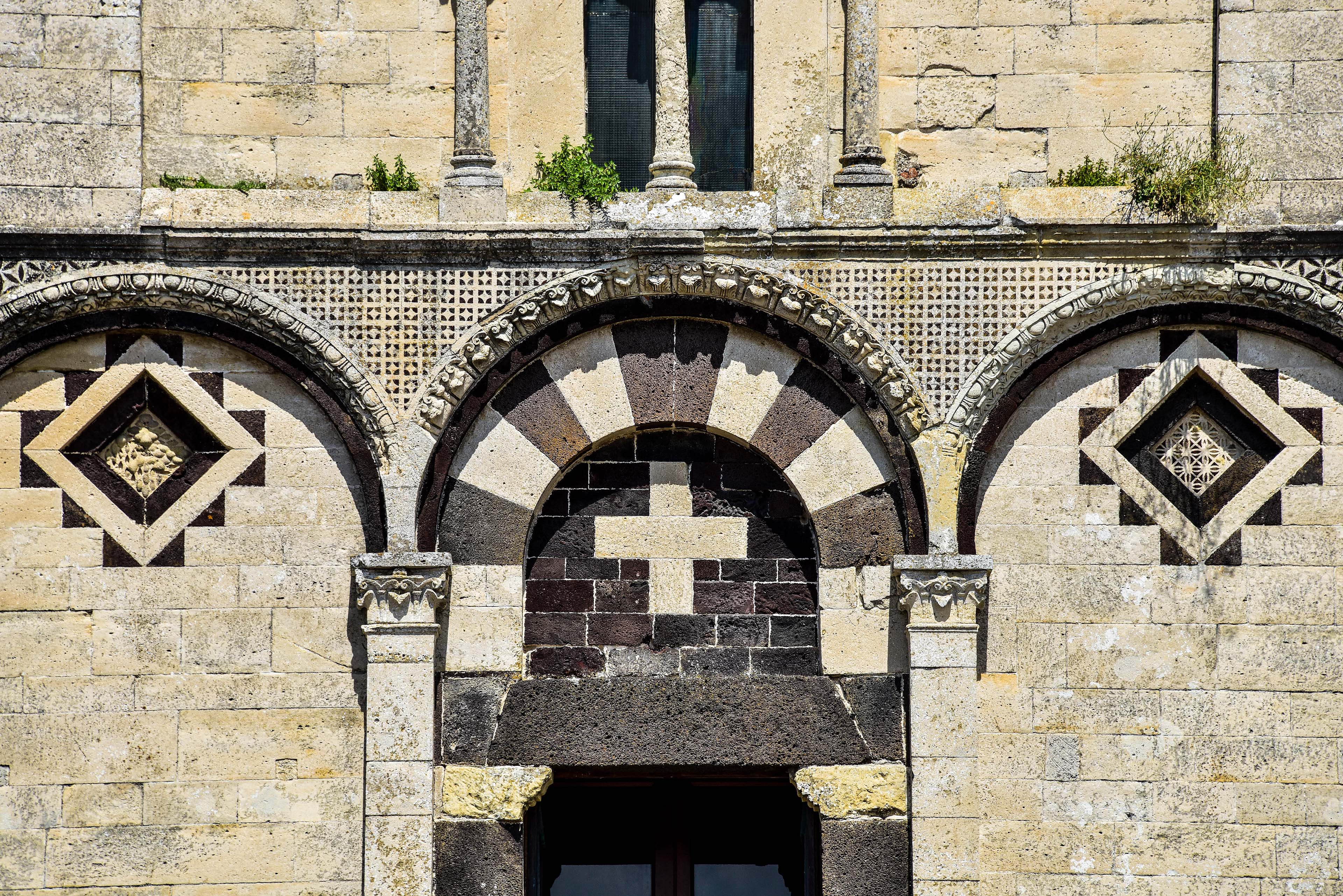 Chiesa romanica di San Pietro di Sorres. Particolare della facciata (foto Ivo Piras)