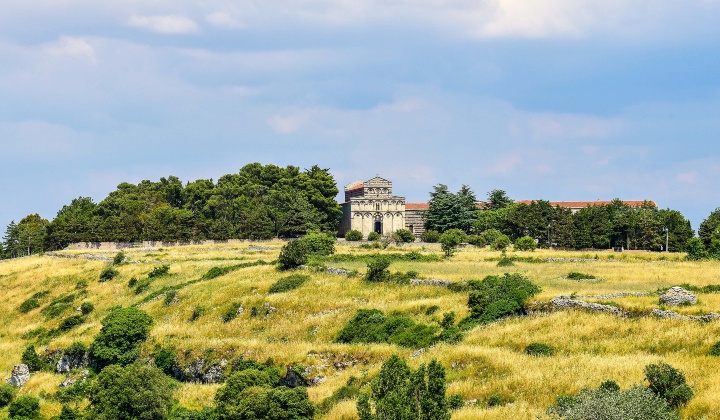 Veduta panoramica del colle di Sorres su cui sorge il complesso