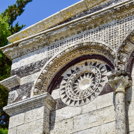 Particolare dei motivi geometrici che decorano la facciata (foto Ivo Piras)