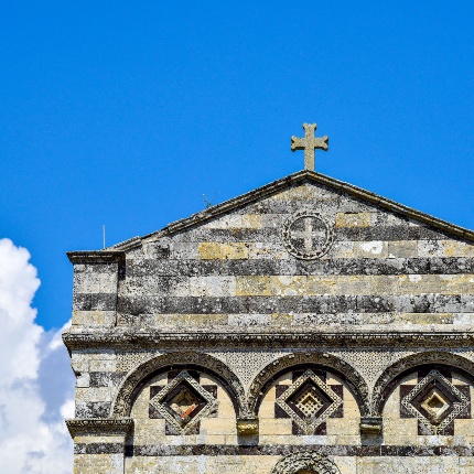 Parte alta della facciata decorata da intagli e da intarsi, da cornici, archi, pilastri e colonnine (foto Ivo Piras)