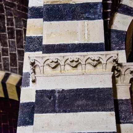 Otto pilastri, come grandi tronchi d'albero, sostengono con gli archi le volte delle navate (foto Ivo Piras)