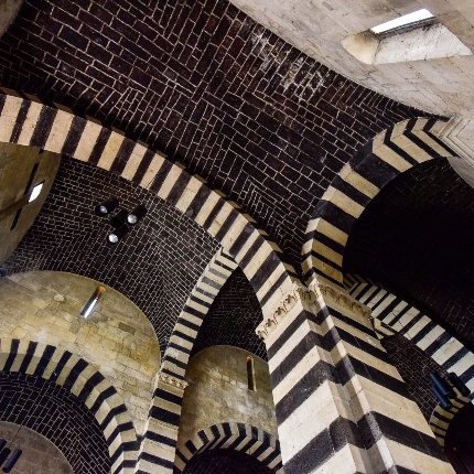 I pilastri con gli archi che sorreggono le volte a crociera in basalto (foto Ivo Piras)