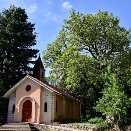 Chiesa di Sa Fraigada immersa nel verde (foto Ivo Piras)