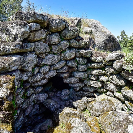 Nuraghe Sa Conca. Vista dall'alto di un'ambiente circolare interno (foto Ivo Piras)