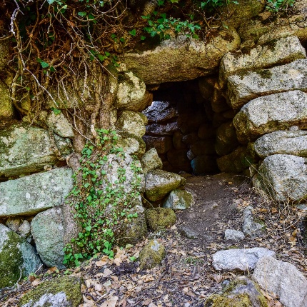 Accesso alla struttura, parzialmente interrato (foto Ivo Piras)