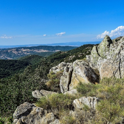 Dal nuraghe, a 1039 mt di altezza, lo sguardo domina il territorio del Goceano (foto Ivo Piras)