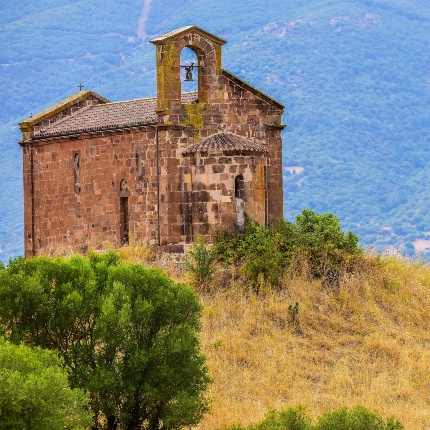 Abside orientata a NE e sormontata da un campanile a vela (foto Ivo Piras)