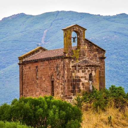 Chiesa romanica di San Saturnino. La fabbrica è realizzata in cantoni vulcanici provenienti da cave locali (foto Ivo Piras)