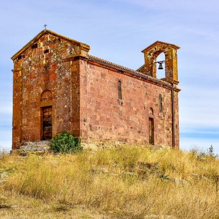 Fianco sinistro con portale e due finestre (foto Ivo Piras)