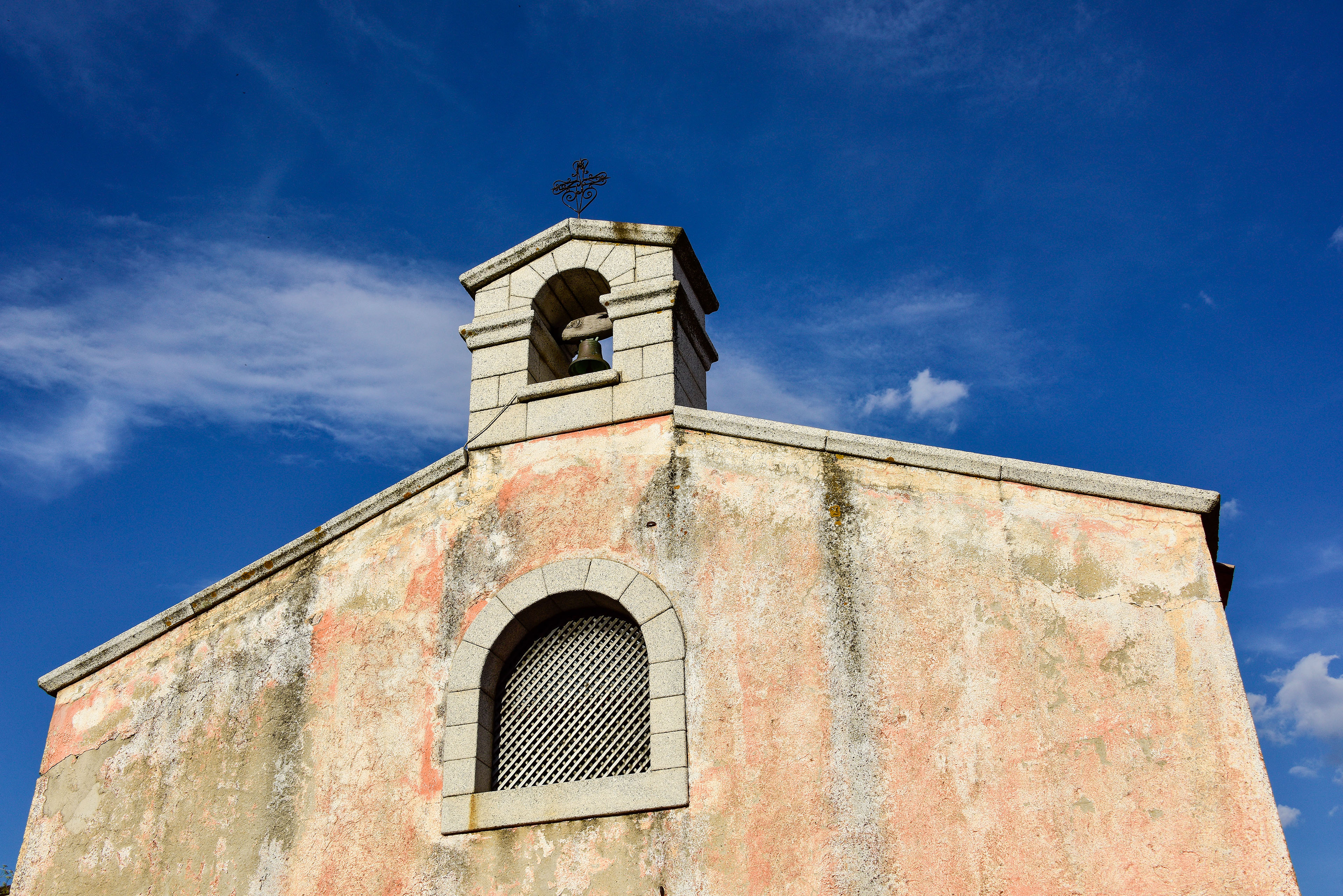 Si trova nella zona omonima nella parte alta del paese