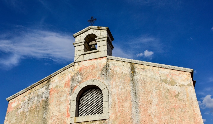Si trova nella zona omonima nella parte alta del paese