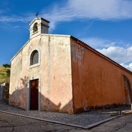 Veduta della facciata e del prospetto laterale (foto Ivo Piras)