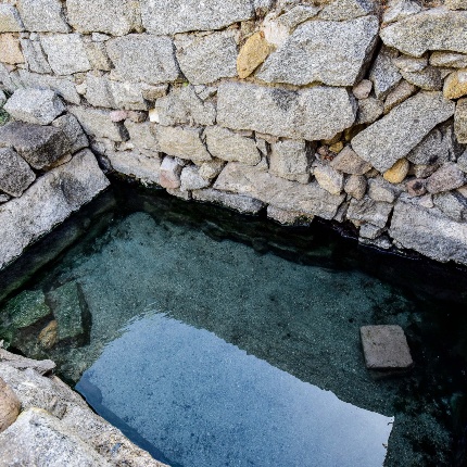 La piccola piscina, scavate nella roccia dagli antichi romani, in aperta campagna (foto Ivo Piras)