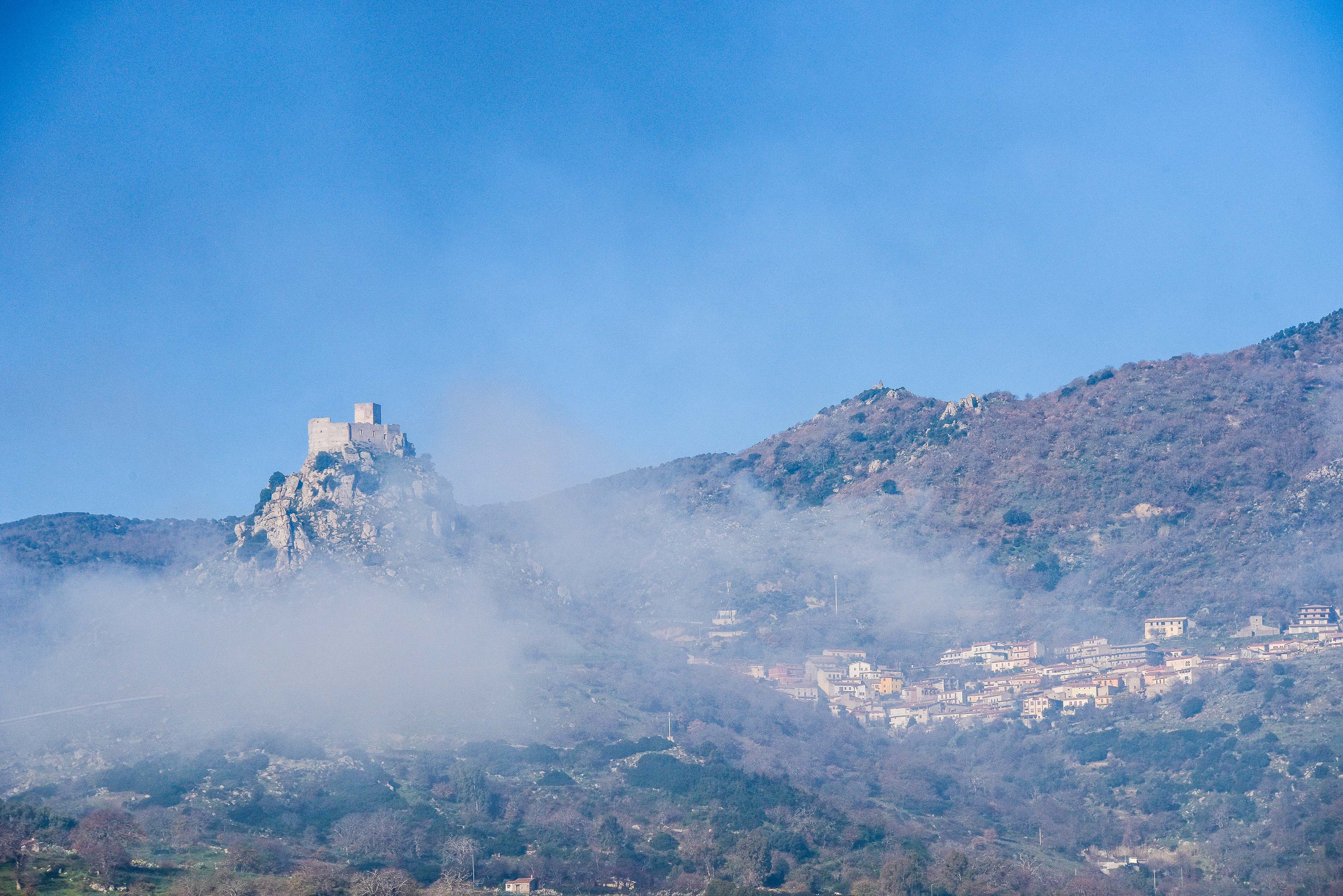 Il castello svetta tra la nebbia (foto Ivo Piras)