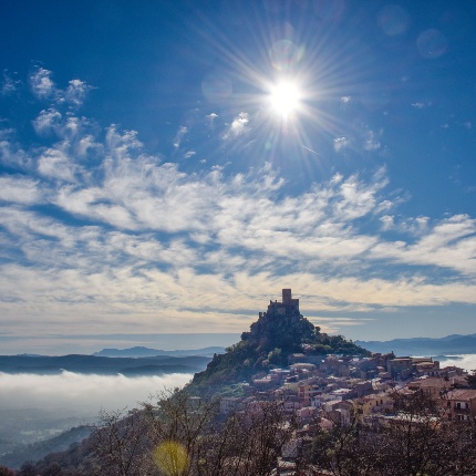 Veduta panoramica del paese e del castello (foto Ivo Piras)
