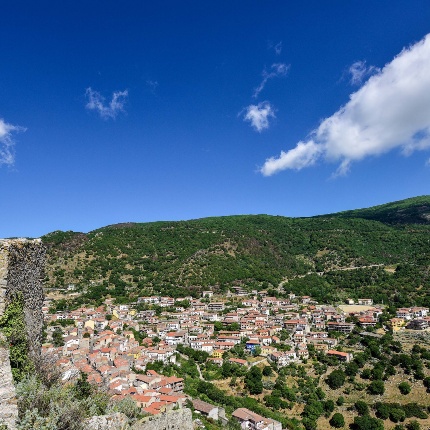 Il centro abitato visto dall'alto del castello (foto Ivo Piras)