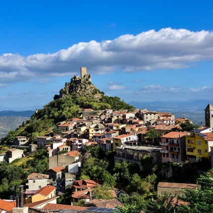Veduta panoramica del borgo col castello (foto Ivo Piras)