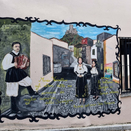 murales nelle vie del centro storico (foto Ivo Piras)