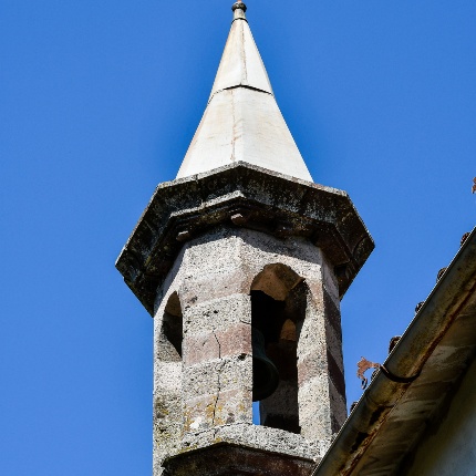 Particolare del campanile a cuspide (foto Ivo Piras)