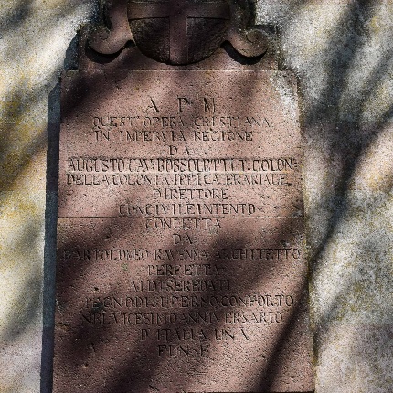 Lastra commemorativa presente nel fianco dell'edificio (foto Ivo Piras)