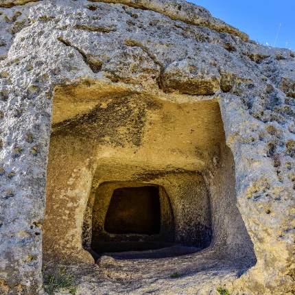 Area archeologica di Museddu. Particolare di una domus de janas (foto Ivo Piras)