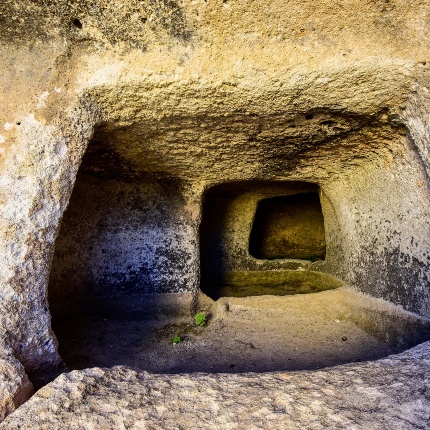 Area archeologica di Museddu. Interno di una domus de janas (foto Ivo Piras)