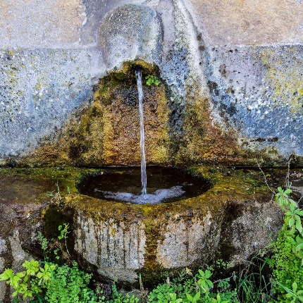 Fontana in pietra (foto Ivo Piras)