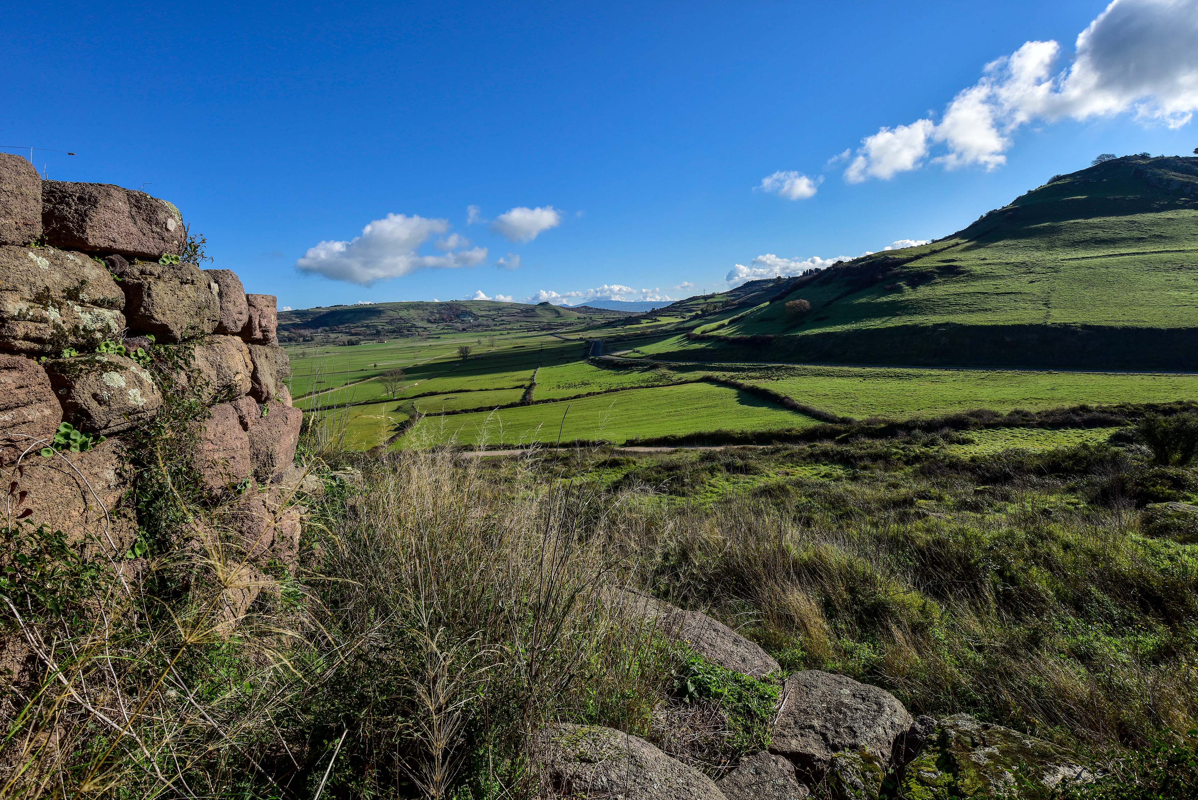 Da sopra il nuraghe la vista spazia su tutta la vallata circostante