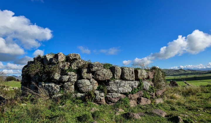 L'edificio monotorre sorge su un piccolo pianoro