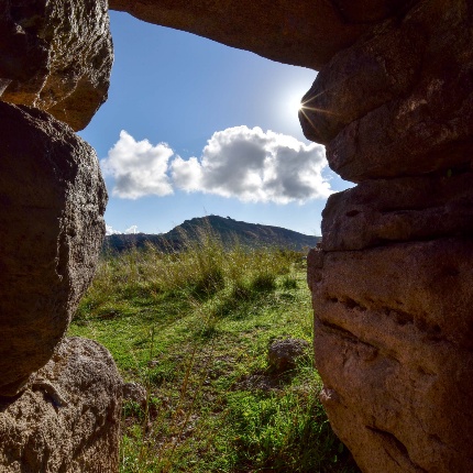 Ingresso architravato visto dall'interno (foto Ivo Piras)