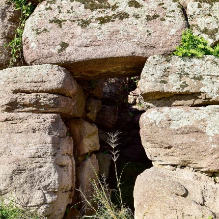 Ingresso architravato visto dall'esterno (foto Ivo Piras)