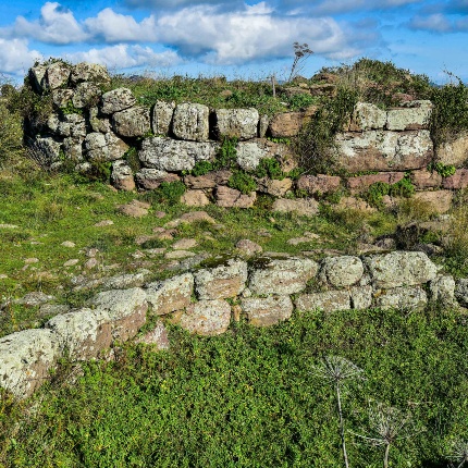 Nelle vicinanze sono visibili i resti di un villaggio costituito da capanne circolari (foto Ivo Piras)