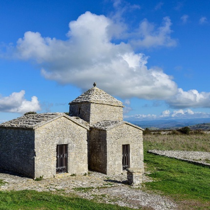 Chiesa campestre di Santa Maria is Scalas. Edificata in stile tardo bizantino dai monaci Camaldolesi (foto Ivo Piras)