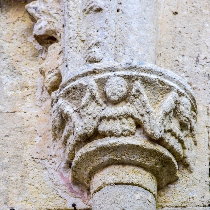 Particolare della scultura che adorna la base dell'arco del portale (foto Ivo Piras)