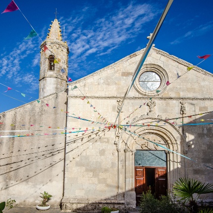 La facciata a capanna nella quale si rileva il gusto catalano (foto Angelo Marras)