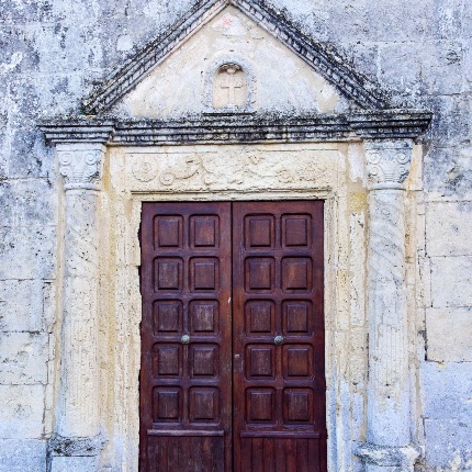 Facciata a capanna con un bel portale architravato delimitato da colonne parte a tortiglione parte scanalate (foto Ivo Piras)