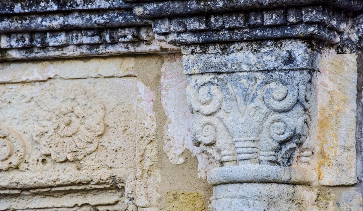 Particolare del capitello della colonna che delimita il portale