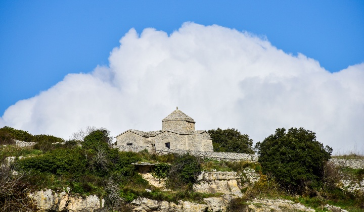 La fabbrica si colloca in un sito di forte impatto paesaggistico con rocce bianche calcaree