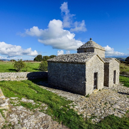 I paramenti murari sono realizzati in conci di grande pezzatura in calcare bianco (foto Ivo Piras)