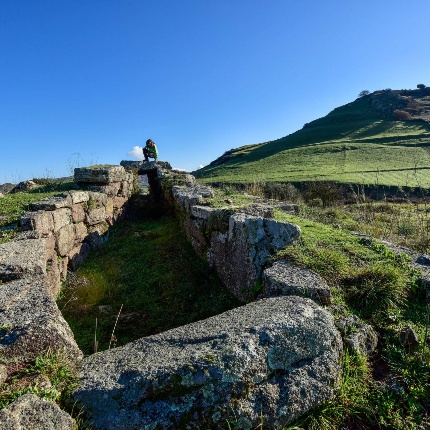 A 150mt dal nuraghe si trova l'omonima tomba di giganti (foto Ivo Piras)
