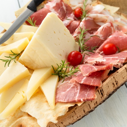 Vassoio di formaggi e salumi sardi (foto Alessio Orrù - stock.adobe.com)