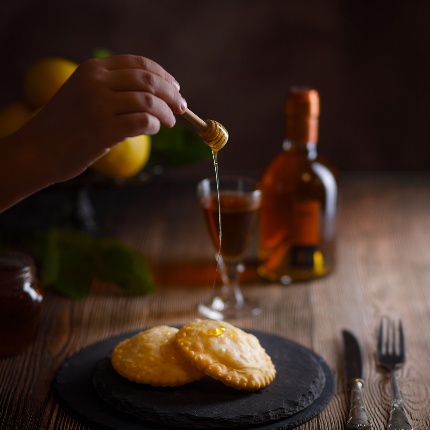 Seadas col miele (foto Glauco - stock.adobe.com)