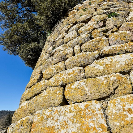 Particolare della muratura e dell'imponente architrave sopra l'ingresso (foto Ivo Piras)