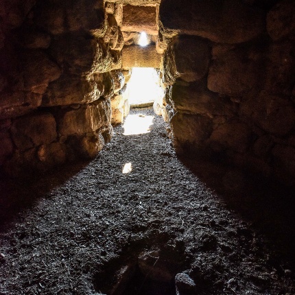 La camera centrale con un pozzetto al centro del pavimento (foto Ivo Piras)