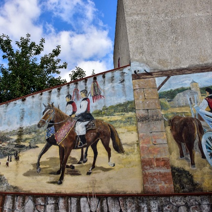 Murales nel centro storico (foto Ivo Piras)