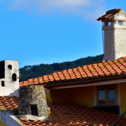 Tetto con comignoli pittoreschi (foto Ivo Piras)