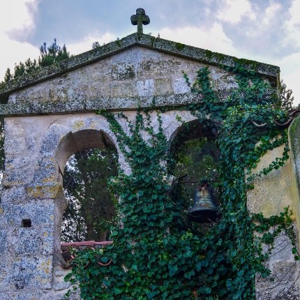 Particolare del campanile a vela con due monofore e timpano superiore (foto Ivo Piras)
