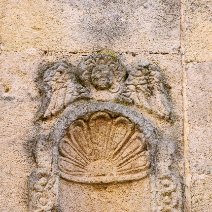 Particolare architettonico sopra il portale (foto Ivo Piras)