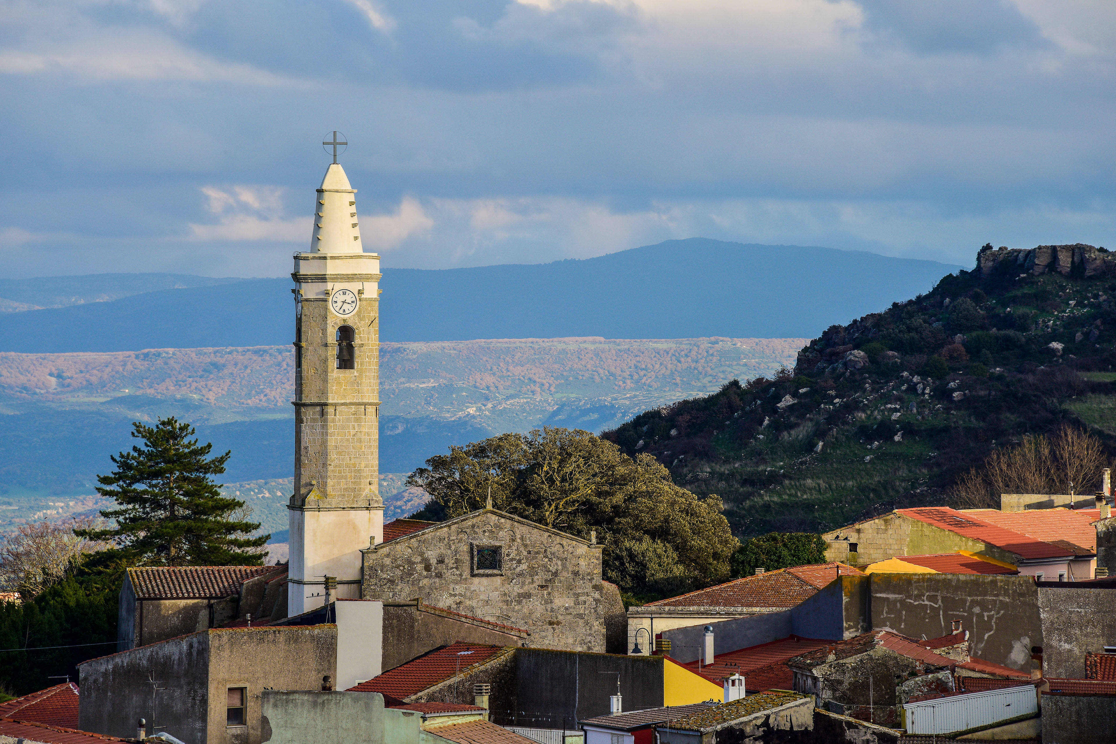 Veduta del campanile e la parte alta della facciata